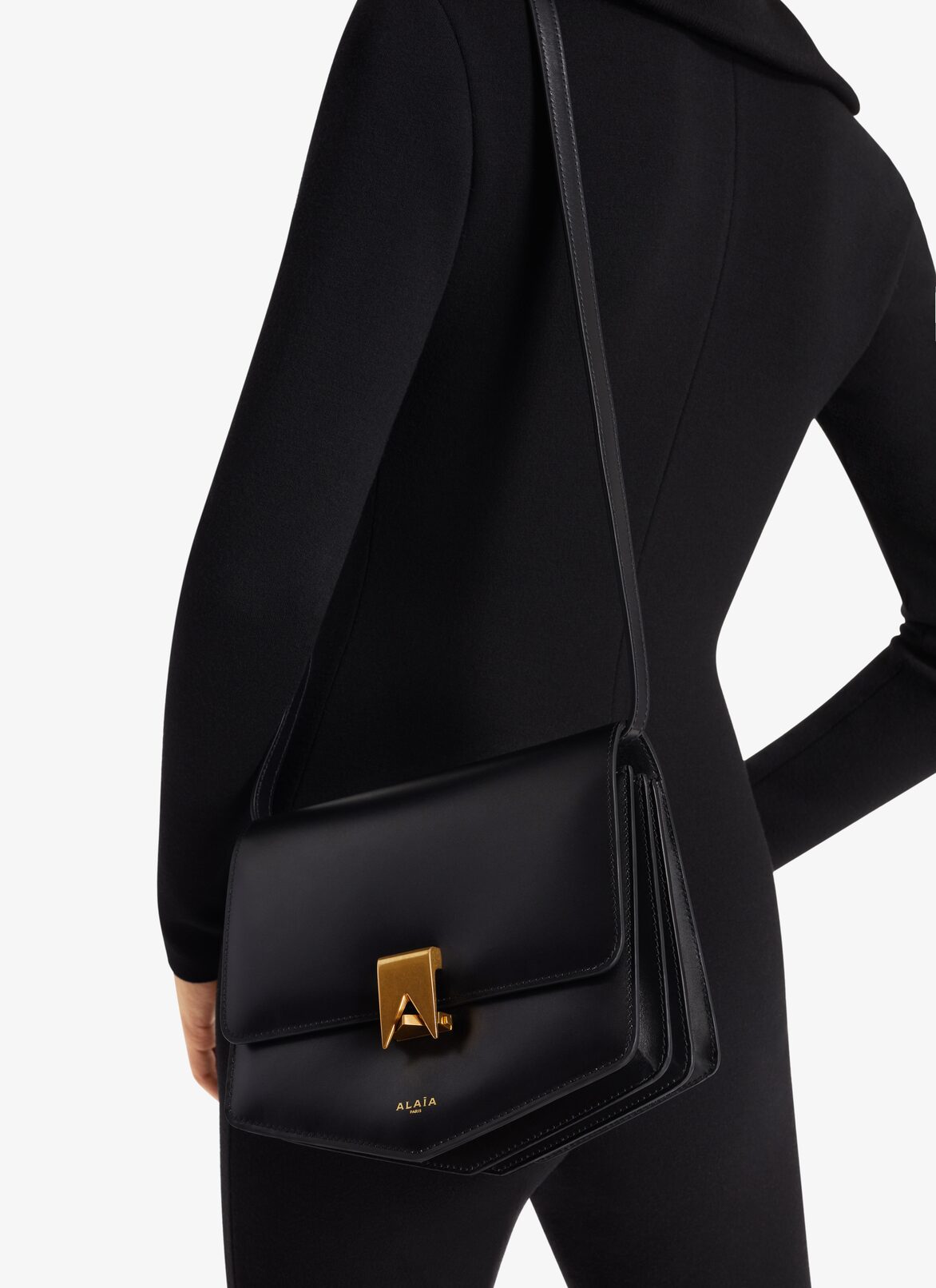 BOLSO LE PAPA DE PIEL DE BECERRO ALAÏA NEGRO BOLSO LE PAPA DE PIEL DE BECERRO